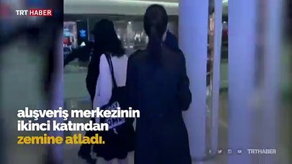 Hong Kong'da bir eylemci alışveriş merkezinin ikinci katından zemine atladı