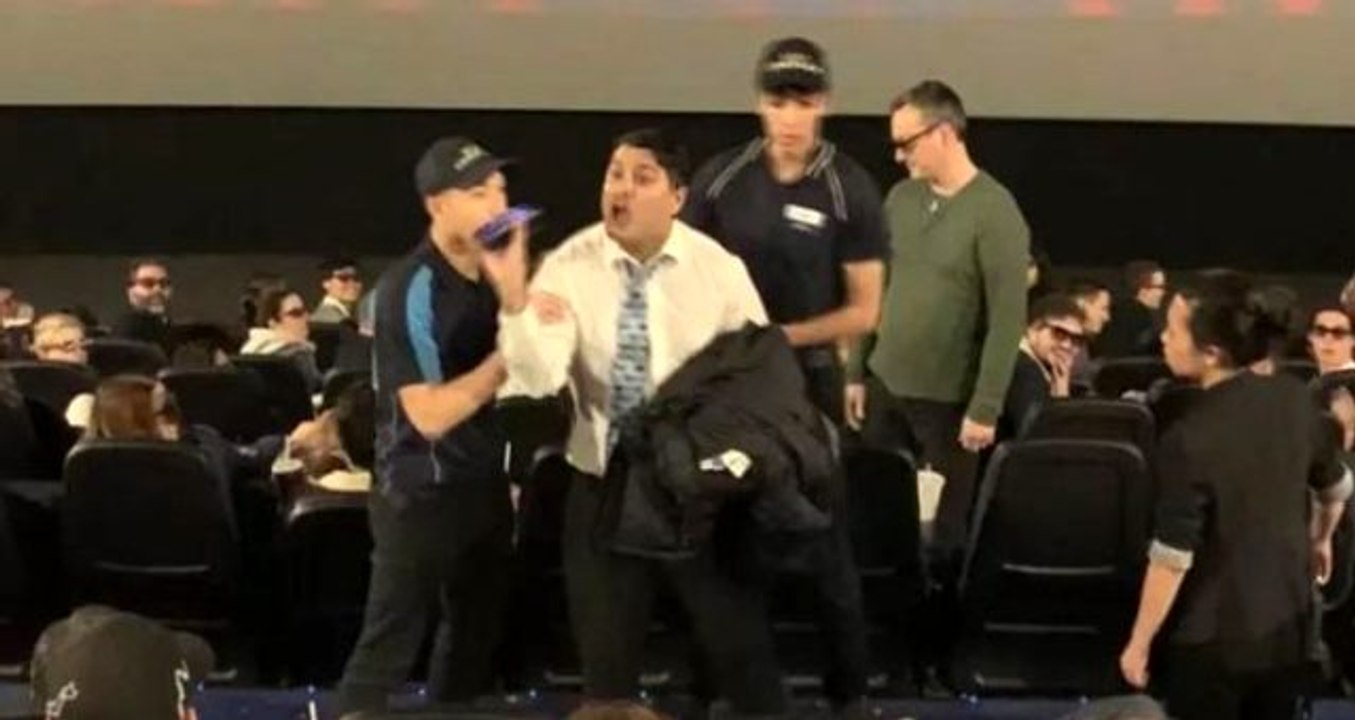 Star Wars hayranı bir kişi, film esnasında telefonuna bakan adamı yumrukladı