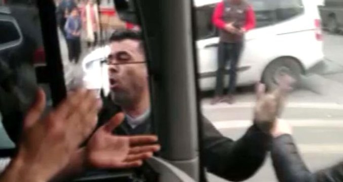 İstanbul'da İETT otobüsünün önünü kesen bir grup, şoförü darp etmek istedi!