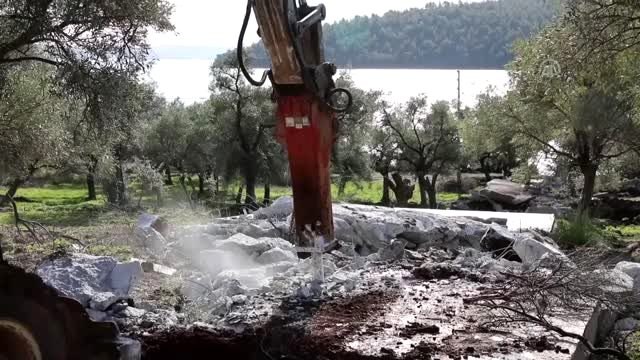 Muğla'daki Akbük Koyu'nda kaçak yapıların yıkımı devam ediyor
