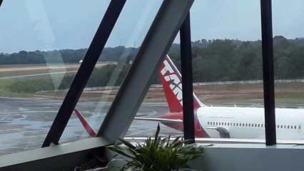 [SBEG Spotting]Embraer 195 PR-AXT pousa em Manaus vindo de Tabatinga
