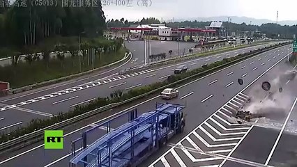 Violento choque a toda velocidad en una carretera de China