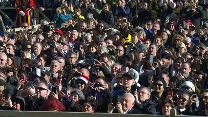 Le pape François délivre son message de Noël