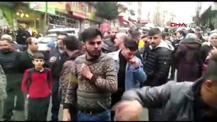 Halk otobüsünde korku dolu anlar; önünü keserek tekmelediler