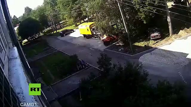 El momento exacto en que dos obreros salvan a un bebé que cae desde una ventana