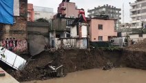 Adana'da sağanak nedeniyle bir evin giriş kısmı yıkıldı