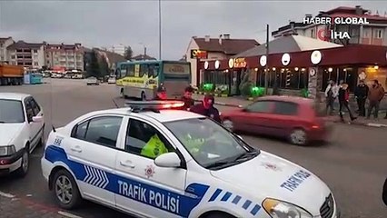 Seyir halindeyken halk otobüsünün kırılan kapısından düştü