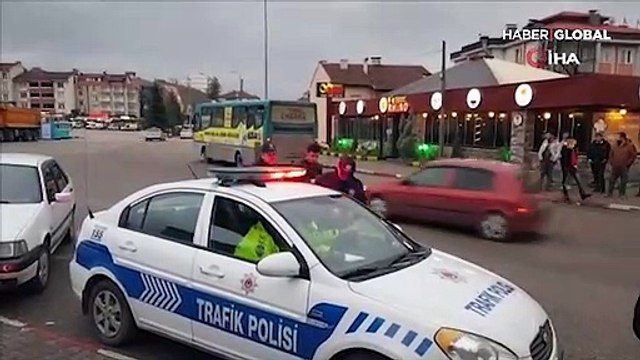 Seyir halindeyken halk otobüsünün kırılan kapısından düştü