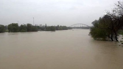 Ceyhan'da sağanak hayatı olumsuz etkiliyor