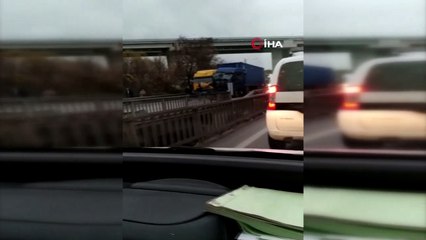 İki tır çarpıştı, kilometrelerce araç kuyruğu oluştu