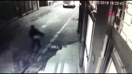 Maltepe'de apartman önüne bebek bırakan kişi kamerada