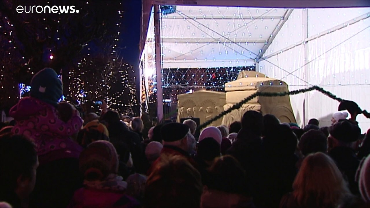 Eine Weihnachtskrippe aus Sand gebaut
