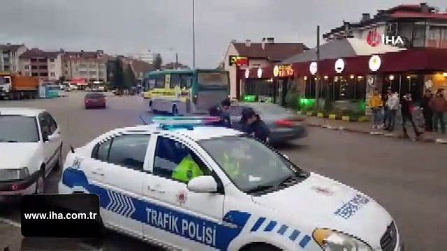 Seyir halindeki halk otobüsünden düşen yolcu kamerada