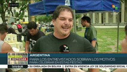 Venden trabajadores argentinos pan dulce peronista a precio solidario