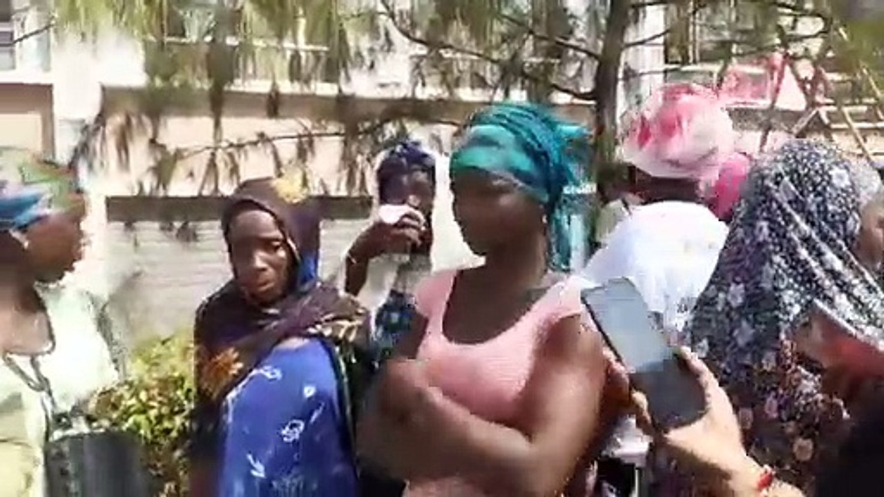 Des femmes en pleurs lors des obsèques des victimes des manifestations