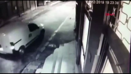 Vicdansızlık kamerada! Bebeğini apartmanın önüne bırakıp gitti