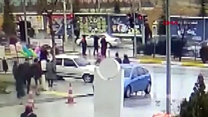 Çorum hastane önünde otomobilin 2 yayaya çarpma anı kamerada