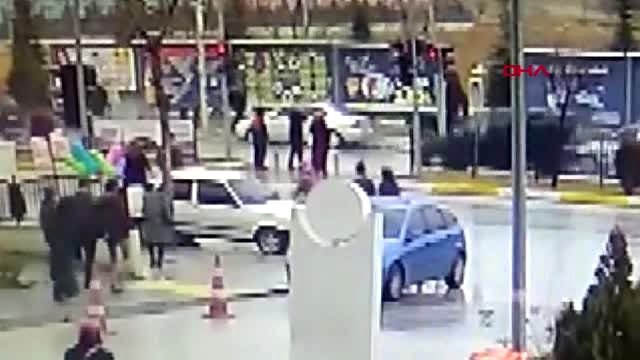 Çorum hastane önünde otomobilin 2 yayaya çarpma anı kamerada