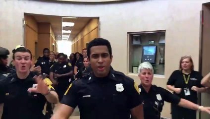Los policías de Norfolk arrasan en con esta versión de ’Uptown Funk'