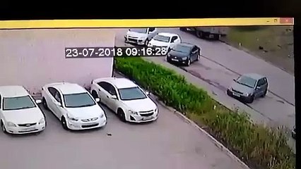 Este camión da marcha atrás y arrolla brutalmente a un hombre