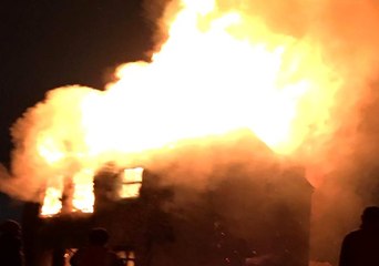 Fatih'te metruk bina alev alev yandı