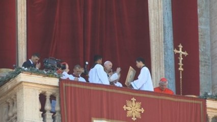 El papa habla de las "tinieblas" del mundo en su mensaje de Navidad