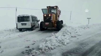 Kara saplanan öğrenci servisini karla mücadele ekipleri çıkardı