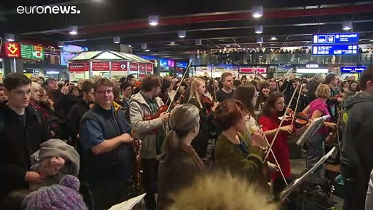 Über 100 Musiker spielen zusammen im Prager Hauptbahnhof