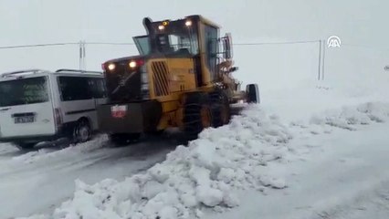 Kara saplanan öğrenci servisini karla mücadele ekipleri çıkardı - SİVAS