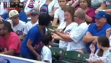 El hombre robándole una pelota de béisbol a un niño no es lo que parece