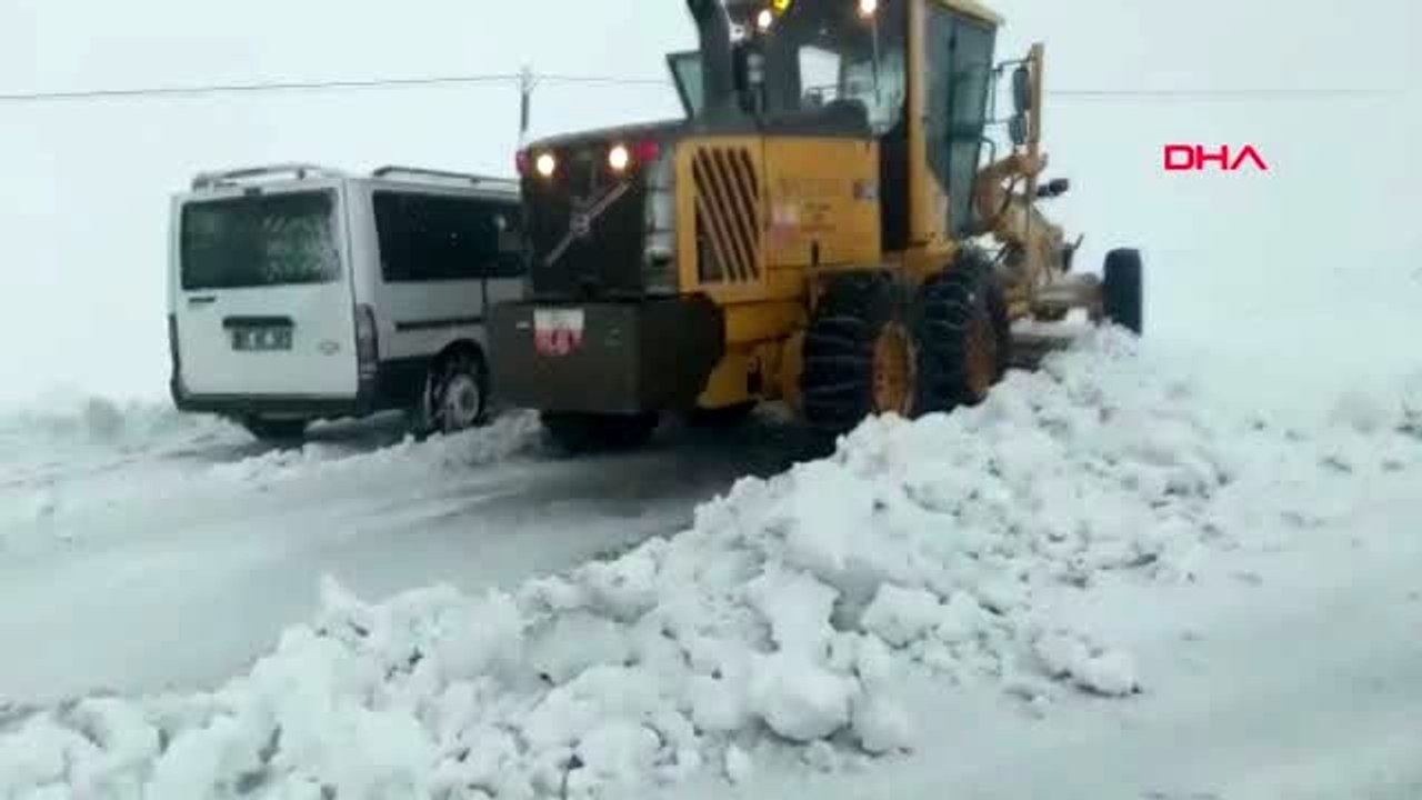 Sivas köy yolunda 'kar' nedeniyle mahsur kalan öğrenciler kurtarıldı