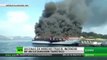Así arde un barco turístico con 52 personas a bordo tras chocar contra una batea en Galicia