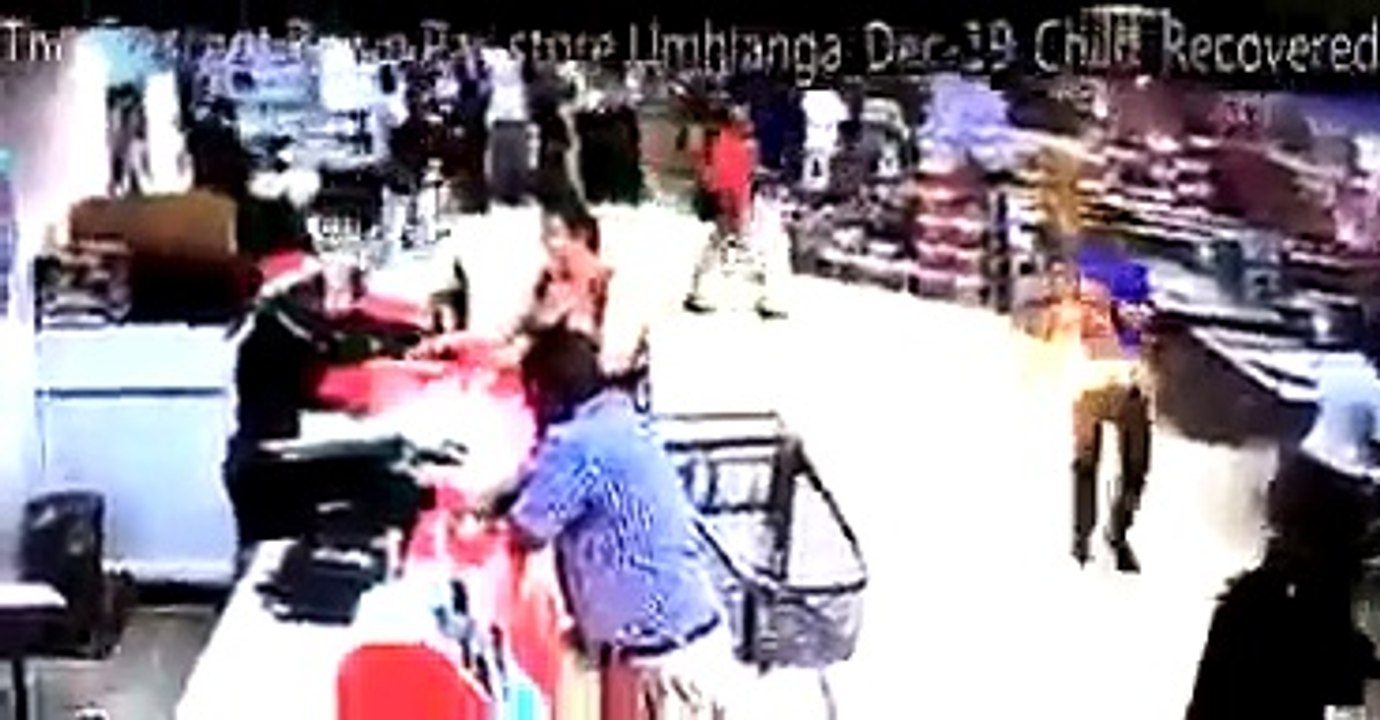 Un guardia de seguridad secuestra a un niño de un carrito de compras en un centro comercial mientras que su abuela hablaba