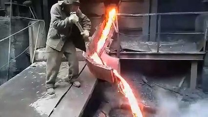 Este obrero “con super poderes“ mete la mano en metal fundido sin inmutarse