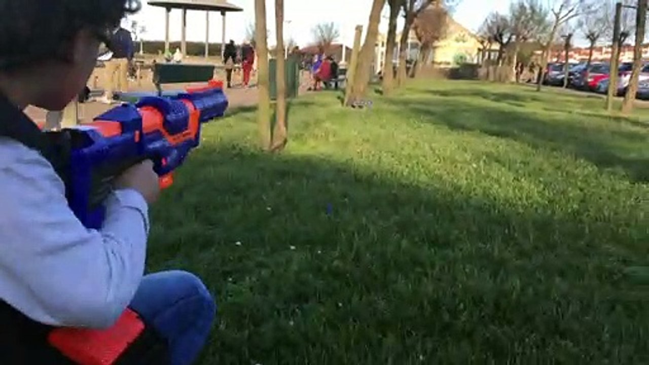 Erwan teste le jouet de ses rêves qu'il a eu pour Noël sur la Chambre d'Amour à Anglet