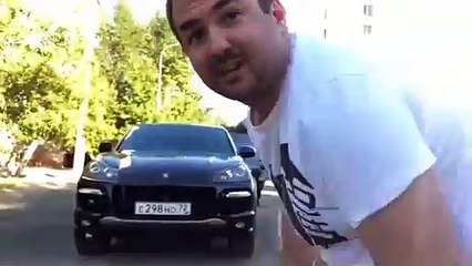 Este tipo pasa a comprar a patatas por un McDonald's metido en un baño con ruedas y lleno de espuma