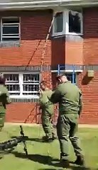 Soldados británicos 'declaran la guerra' a un juguete sexual pegado en su cuartel