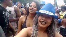 Estas chicas querían hacerse un selfi en el Carnaval de Río, pero graban cómo les roban el móvil