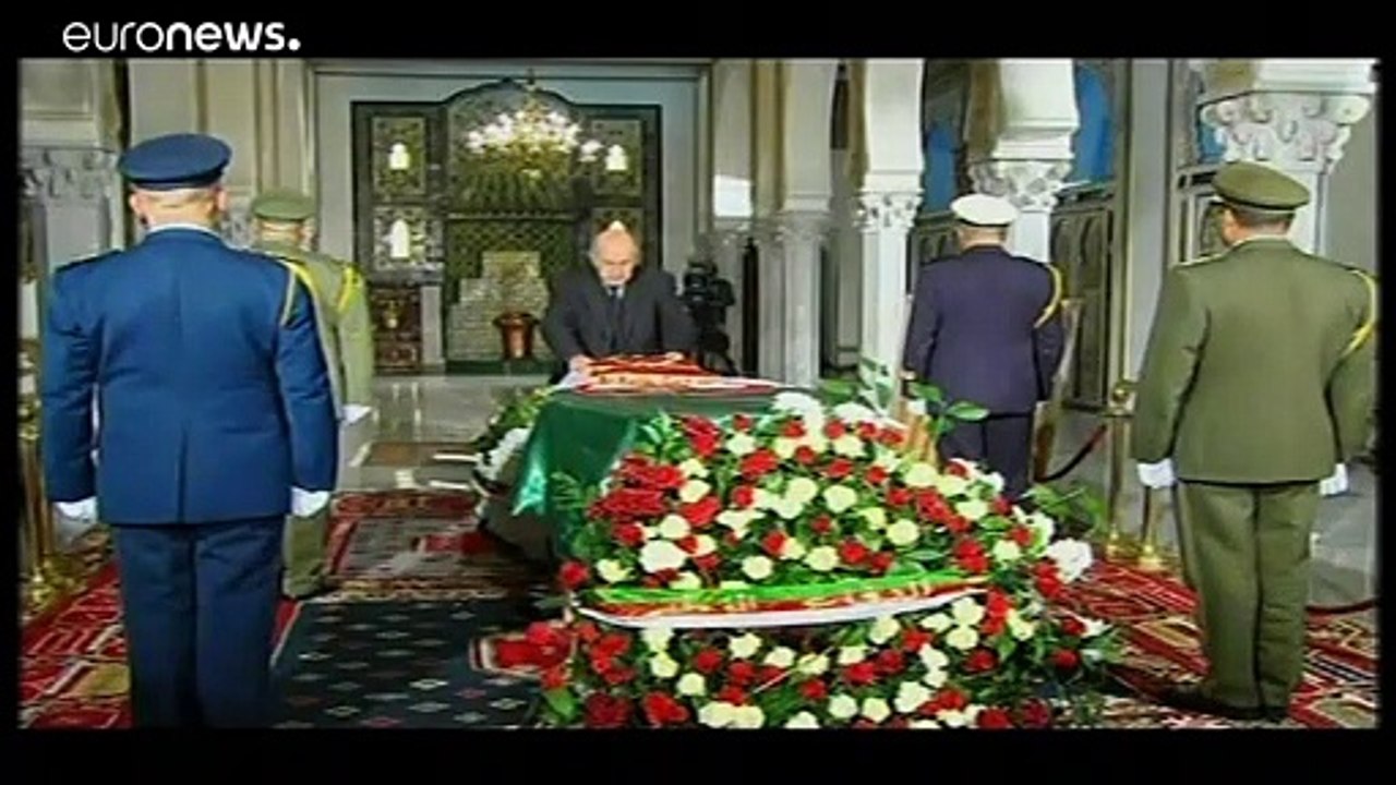 L'Algeria piange l'ultimo uomo forte