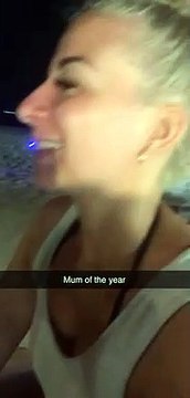 Une fille découvre sa maman entrain de fumer une chicha