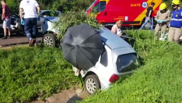 Carros se envolvem em colisão na BR-467 e três pessoas ficam feridas