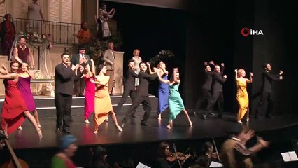 Bakan Ersoy, engelli sanatseverlerle birlikte ‘Lüküs Hayat’ı seyretti