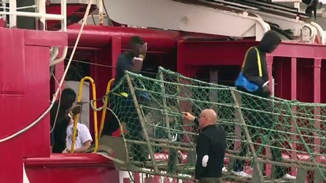 Сто тысяч беженцев за год