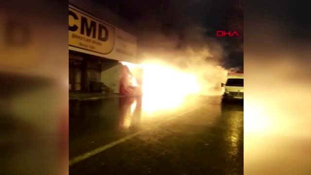 Sultangazi'de mobilyacılar sitesinde bir iş yeri alev alev yandı