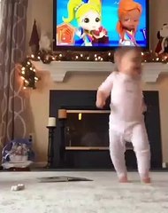 Annesinin telefonunu araklayan sevimli Sophia 