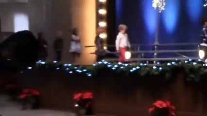 Ailesinin gösteriyi kaçırdığını sanan miniğin, ailesini görünce yaşadığı harika ötesi mutluluk