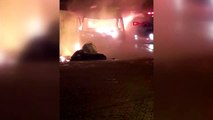 Park halindeki minibüste çıkan yangın binaya sıçradı