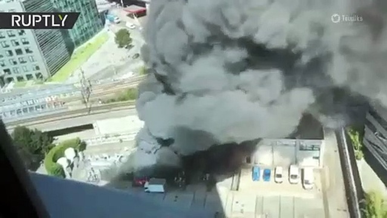 Fuerte incendio registrado cerca de París deja una espesa columna de humo negro