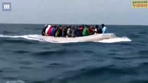 Así desembarca una patera llena inmigrantes en una playa nudista del sur de España