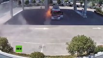 Los bomberos extinguen este feroz incendio en una gasolinera en China